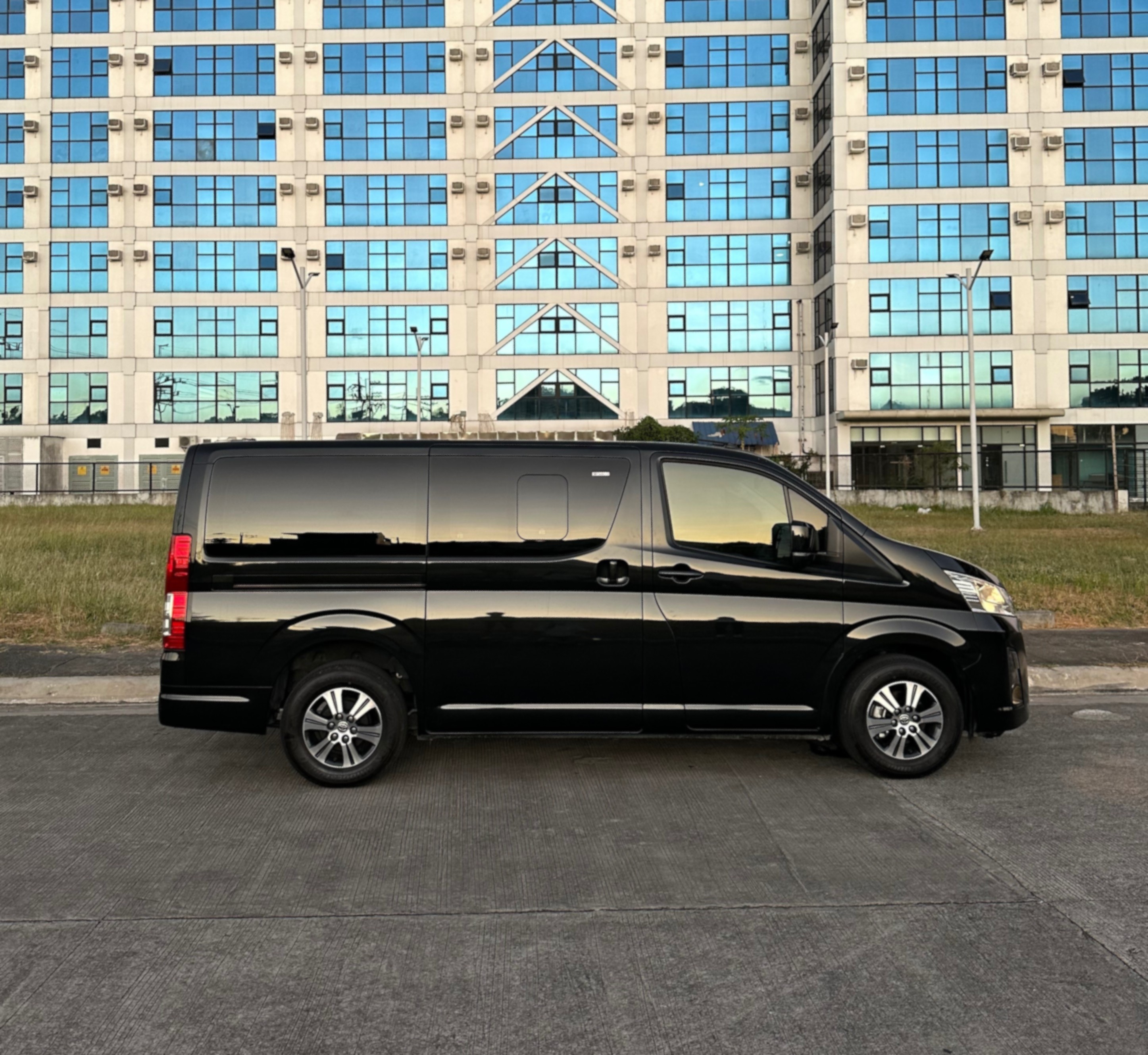 Toyota Grandia GL Side View